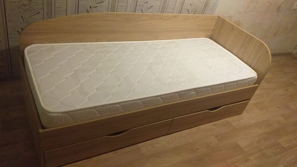 Продаём кровать с матрасом