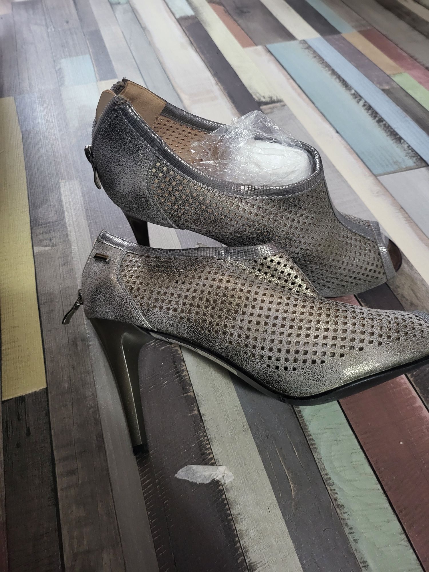 Botine argintii cu toc