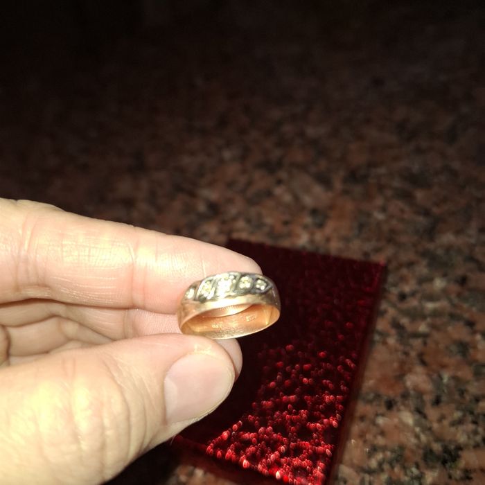 Продам кольцо с бриллиантом