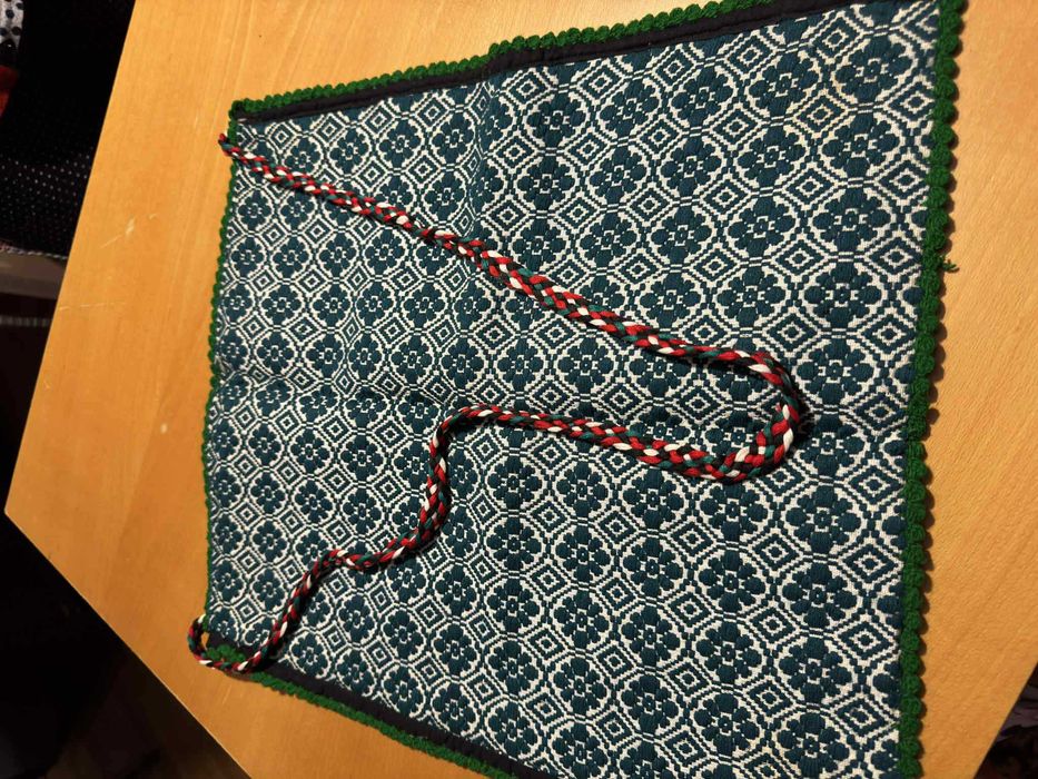 Fete de mese , chindeu  si covoare tesute in razboi