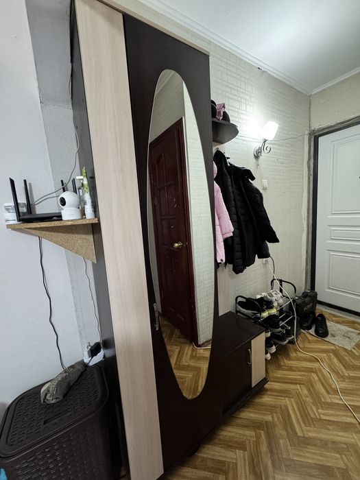 Продам приходую с зеркалом