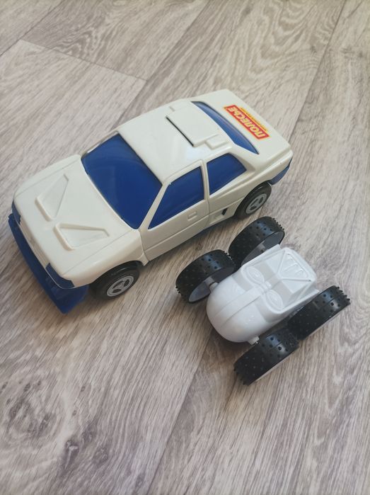 Машинки игрушки.