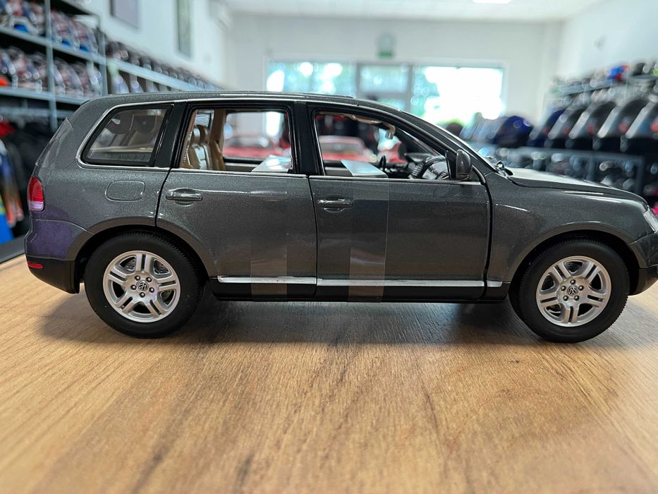 BBURAGO метален колекционерски модел количка  VW TOUAREG 2006 1:18