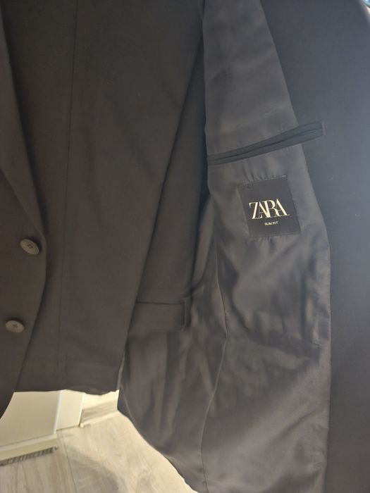 Vând costum negru pentru barbati