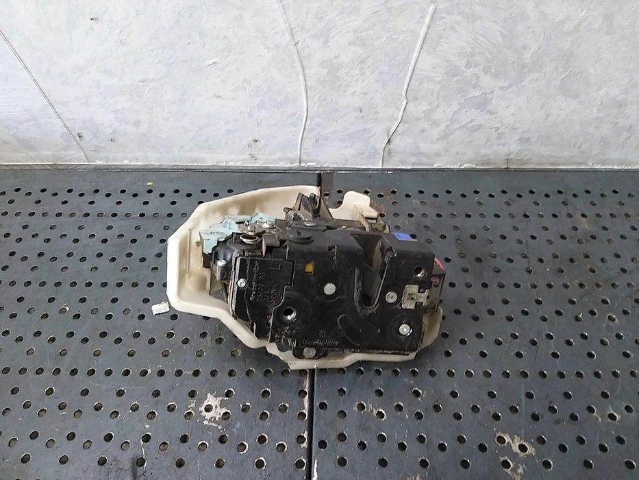 Broasca usa stanga spate vw golf 5 1k