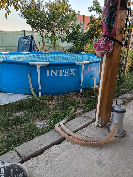 Piscină Intex ,recent achiziționată,de curte