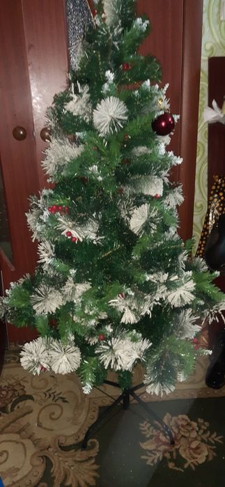 Новогодние ёлки высотой 160 см.