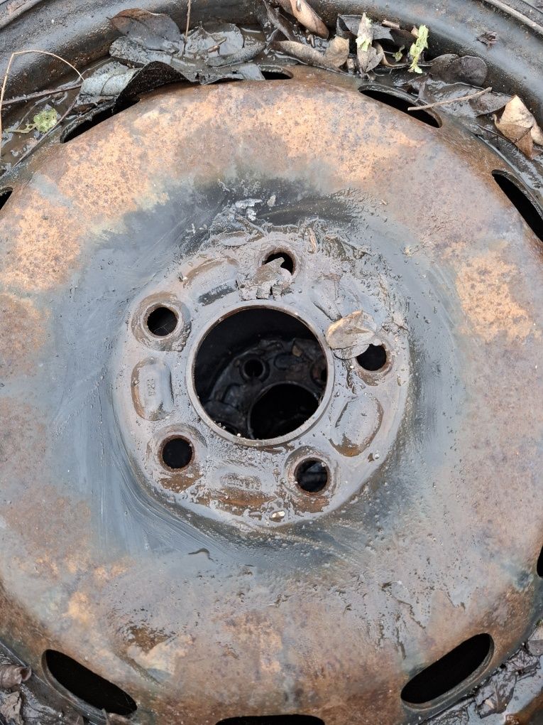 Vand 4 jante R 15 ford focus 2 au și anvelope 195 65 15 dar slabe