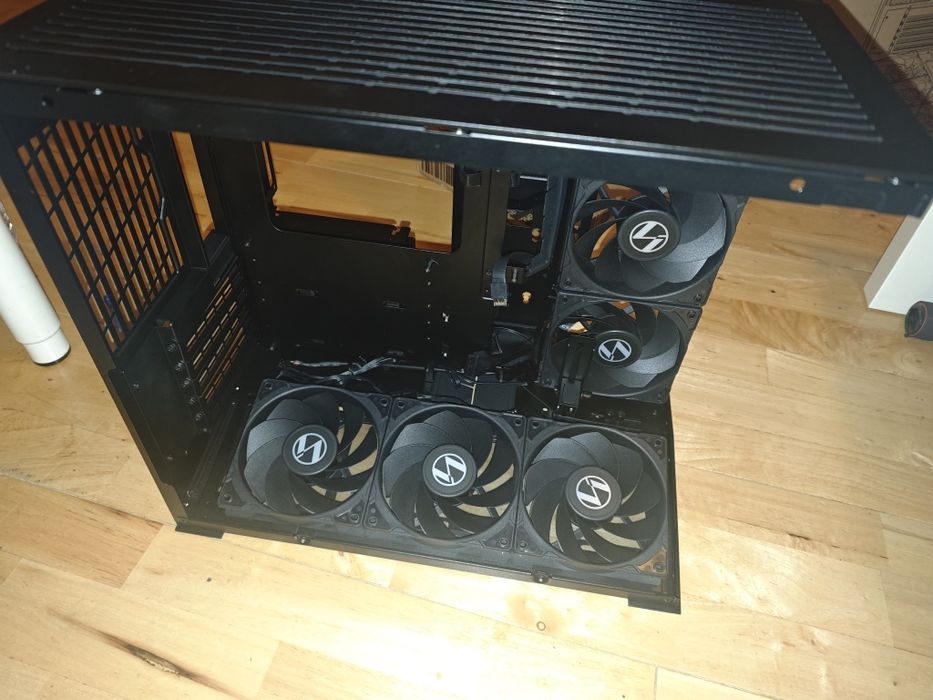 Кутия Lian Li O11D Mini V2 Flow чисто нова с 24 месеца гаранция