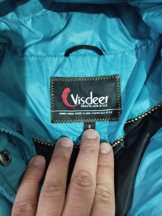 Продаются женские куртки.