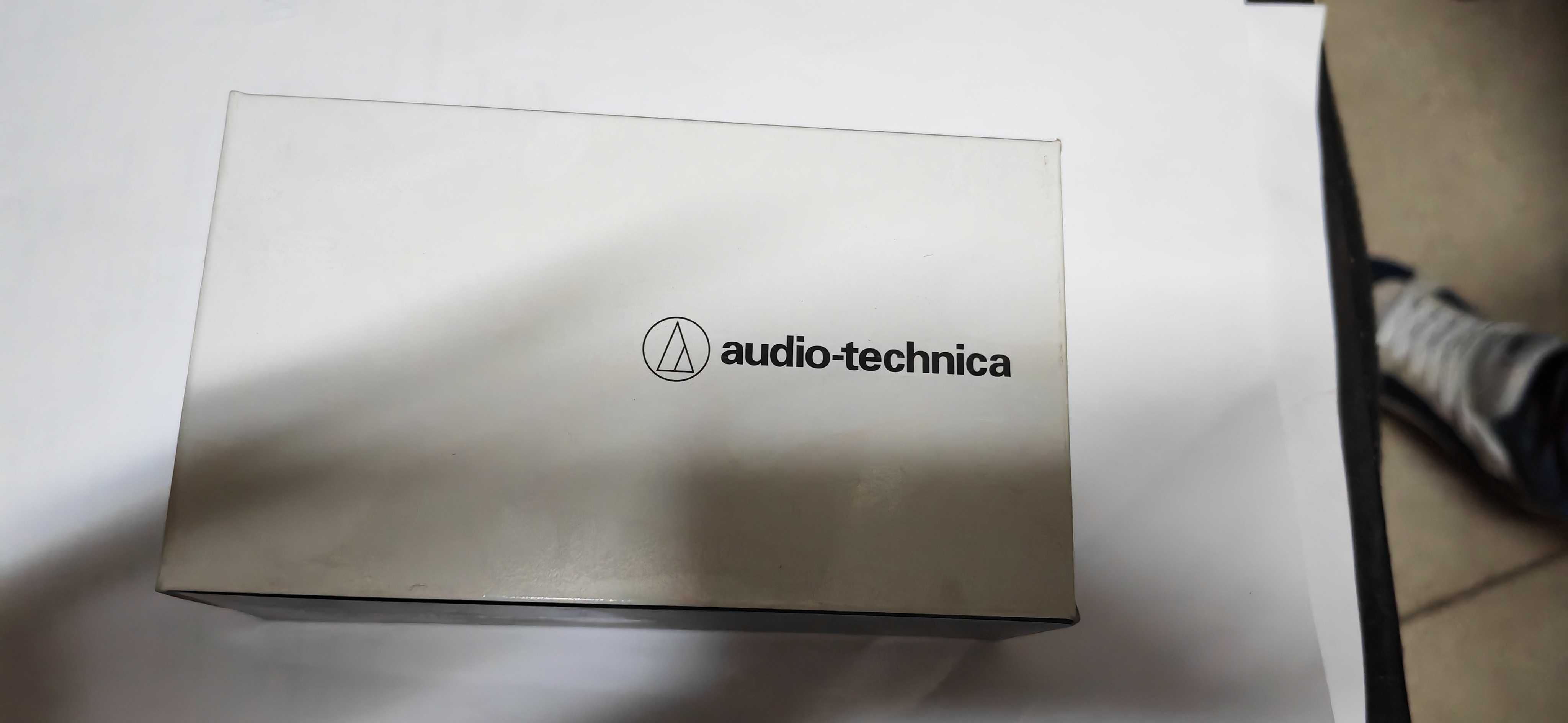 Микрофон Audio-Technica Pro45;  Микрофон, XLR SARAMONIC XLavMic-C