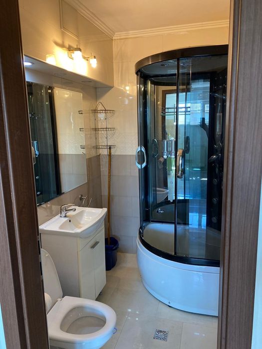 Se închiriază apartament cu 3 camere, zona Flora