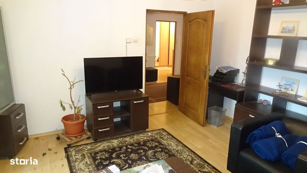 Inchiriez apartament 4 camere dec. Deva, Piata Centrala, etaj 3,