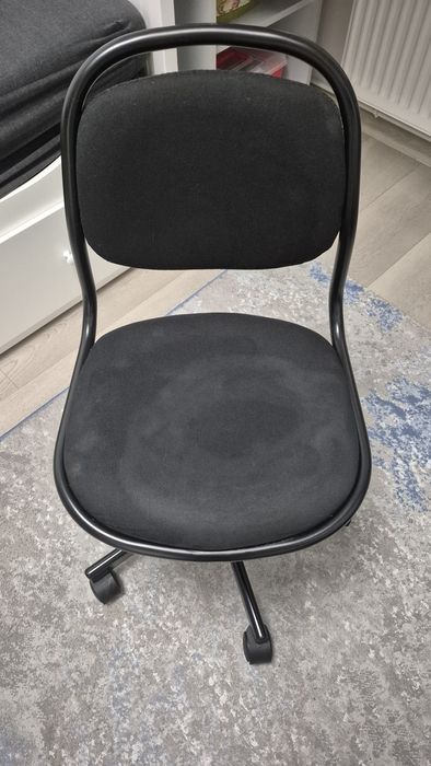 Vând scaun de culoare neagra