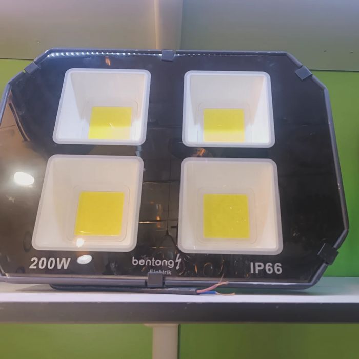 Led projektor turli xillar va turli Vattda ishlay oladiganlari bor