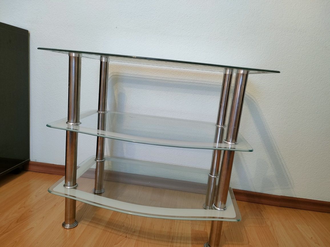 Продам 2 стеклянных столика размер 50х70х60, и 60х120х45.