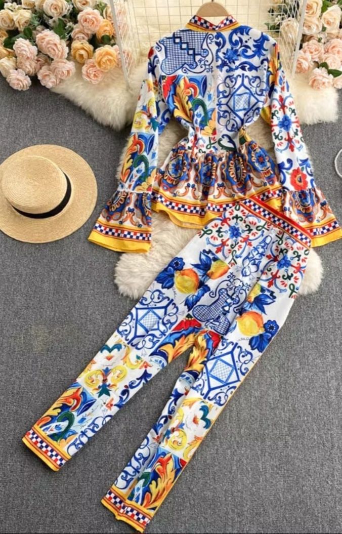Costum elegant cu imprimeuri