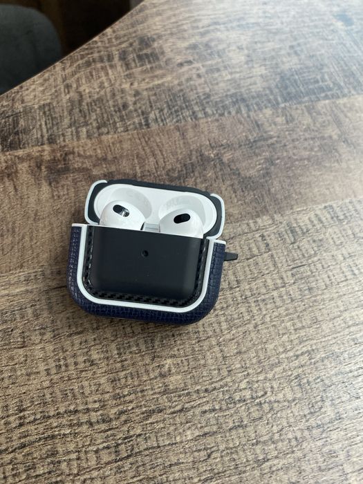 продаю Наушники Airpods 3 в отличном состояние