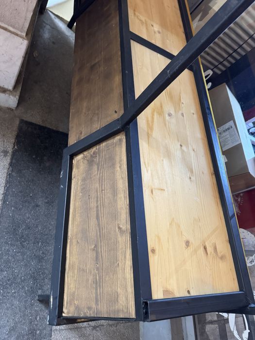 Bancuță din lemn si metal.