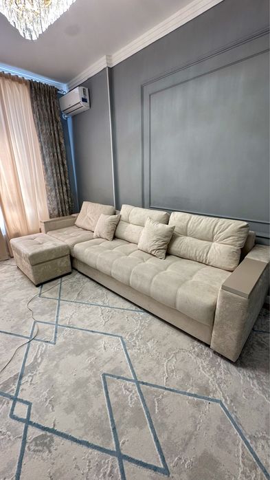 Продается угловой диван, 330х100х60, обивка шенилл, молочный цвет