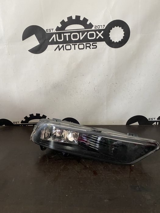 Proiector ceata dreapta Vw Passat B7 R Line fundal negru