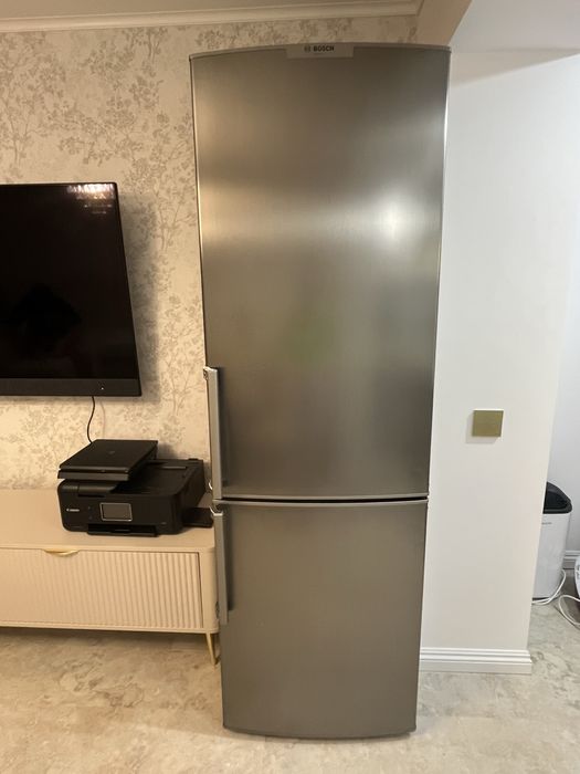 Frigider Bosch, 2 scaune de bar și 3 uși: 2 interior și 1 exterior ap.