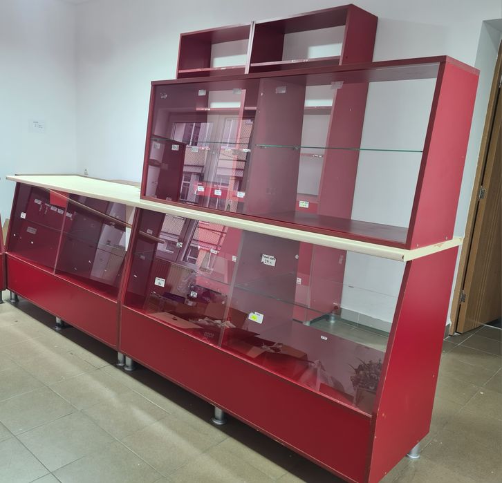 Mobilier (rafturi şi vitrine)