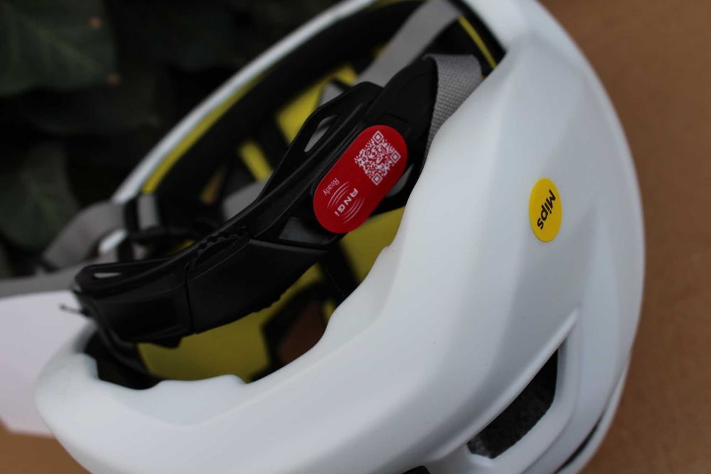 Specialized Camber marime Medium 55-59cm - casca bicicleta - Alb