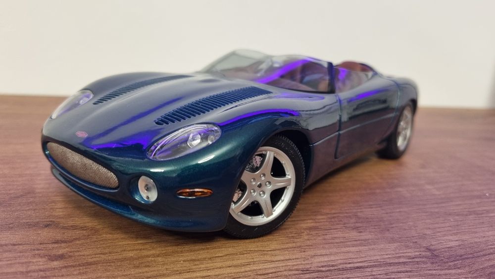JAGUAR XK180 1:18 macheta