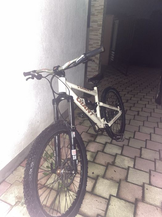Bicicletă full suspension giant