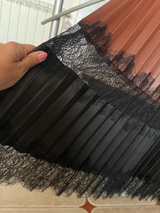 Нова рокля на Zara от изкуствена кожа и дантела