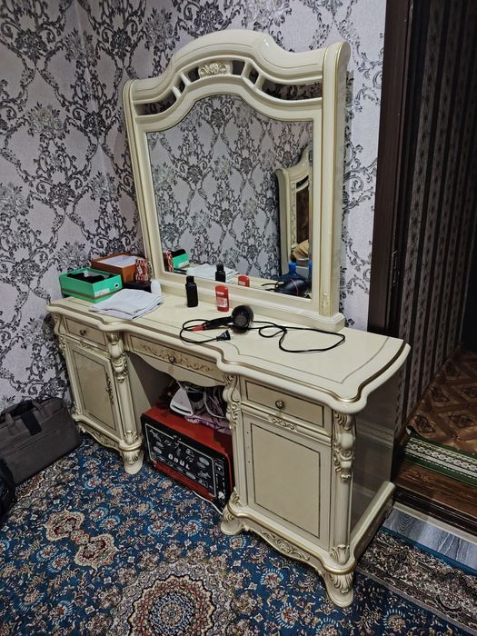 Комплект мебеллар расмда куриб турганиз хаммаси. Янгидай турипти.