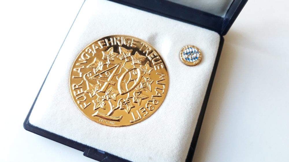 Medalie insigna Germana Bronz placat cu aur ,cutia originala,Placheta