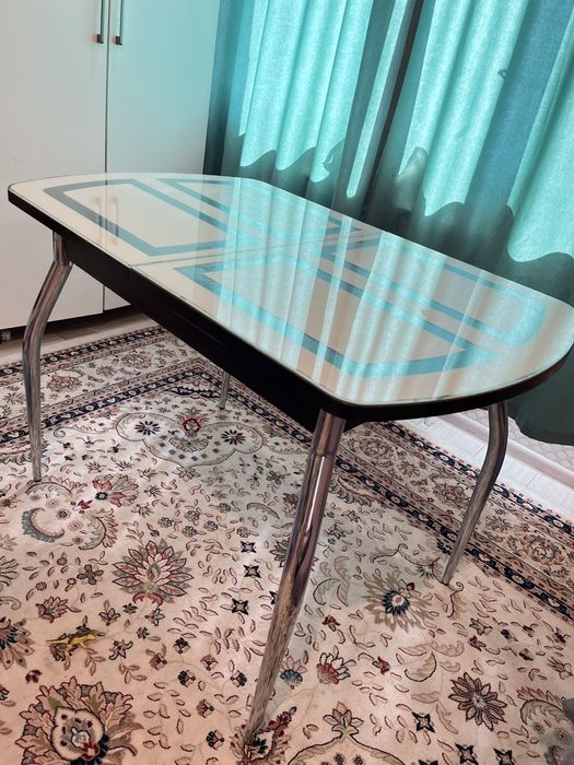 Стол кухонный в хорошем состоянии, поверхность стекло 13тыс  ч