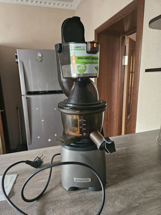 Продается шнековая соковыжималка Kenwood PureJuice Pro