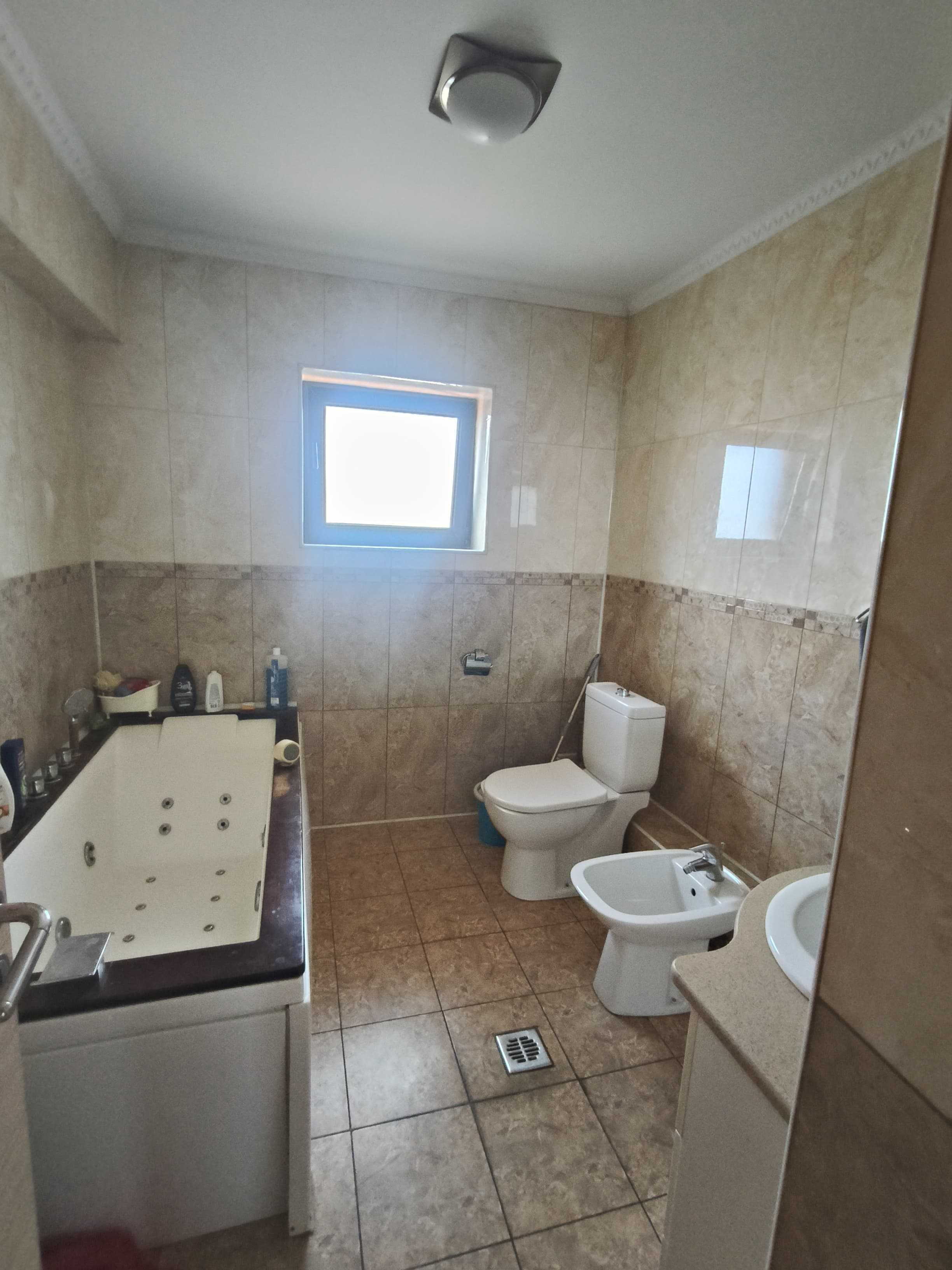 Vand casa in comuna 1 Decembrie -2 zone separate 507 mp