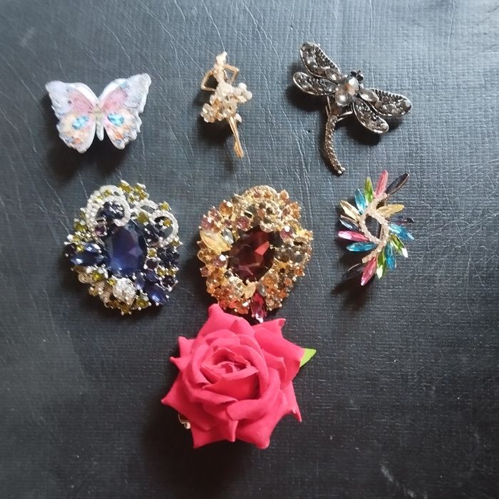 Продаю броши со стразами