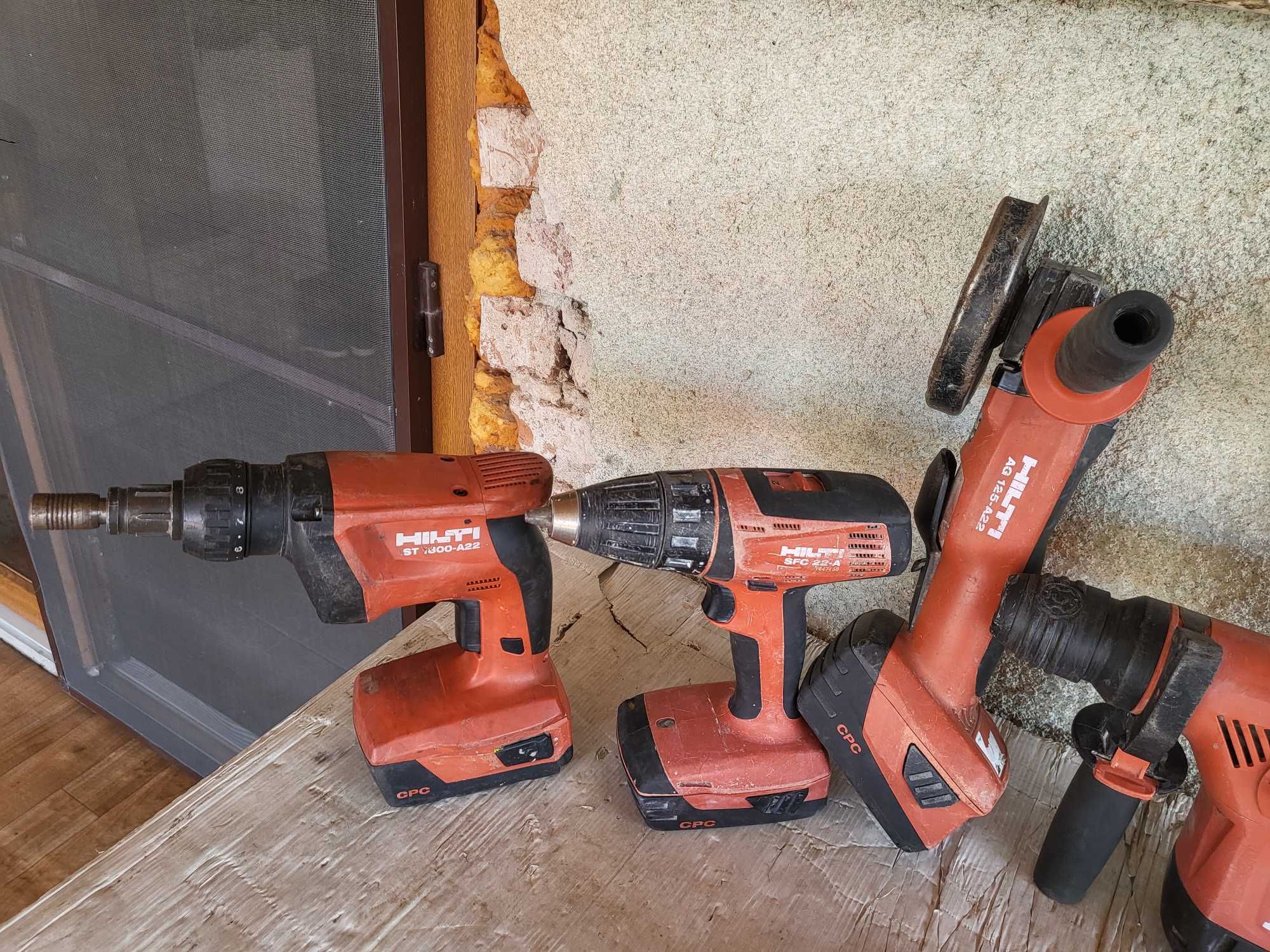 Set 5 Hilti 22V 5bateri si incarcator tot functioneaza perfect