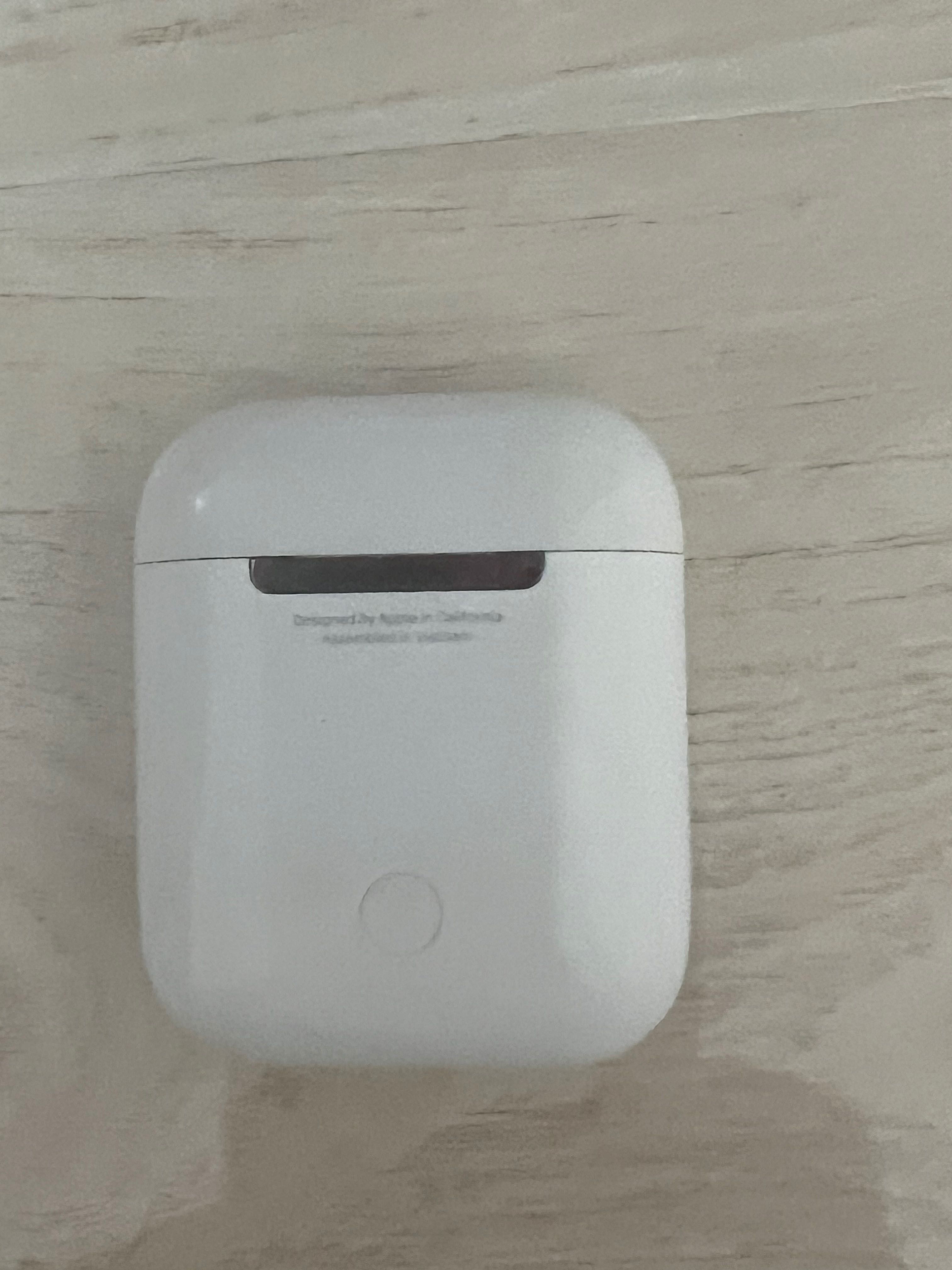 Почти новые оригиүал  Наушники Apple AirPods with Charging Case белый