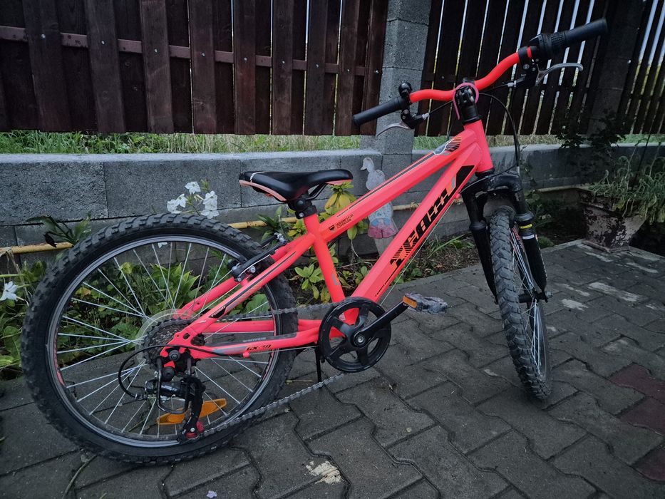 Bicicleta roz pentru fetite