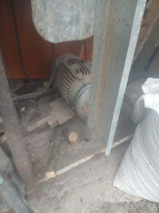 Vând moara de macinat porumb cu țarcul motor si polizor
