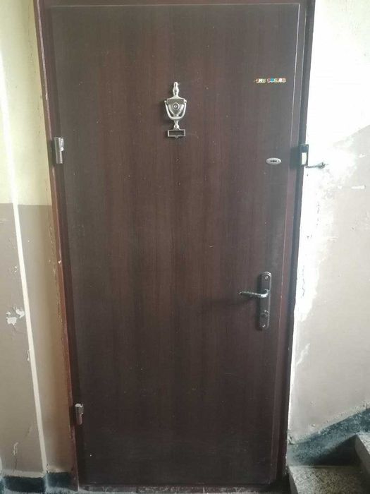 Външна метална входна врата с метална каса