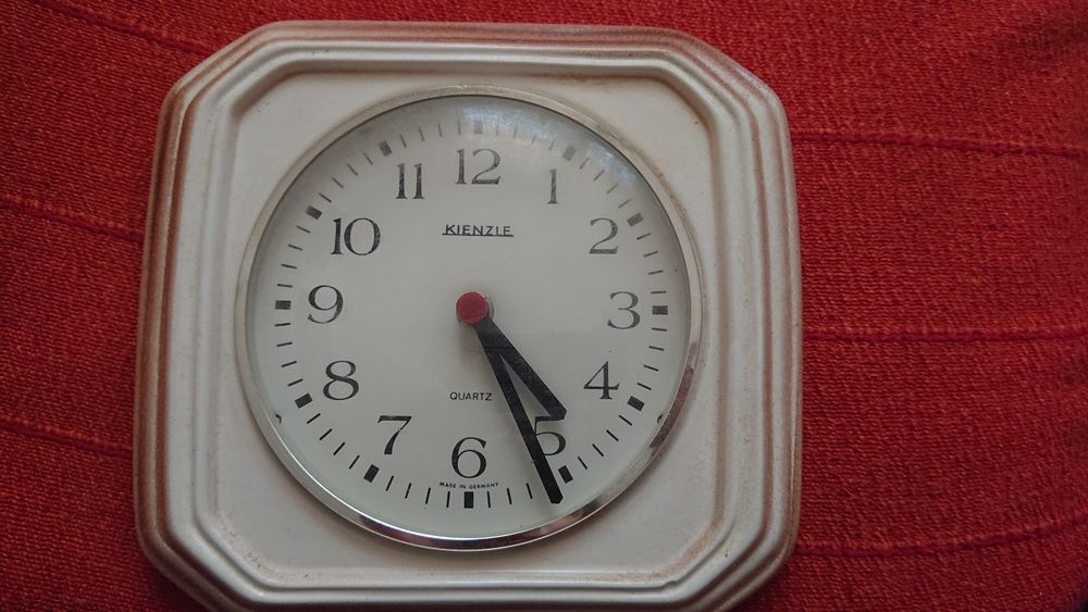 Ceas de perete din porțelan