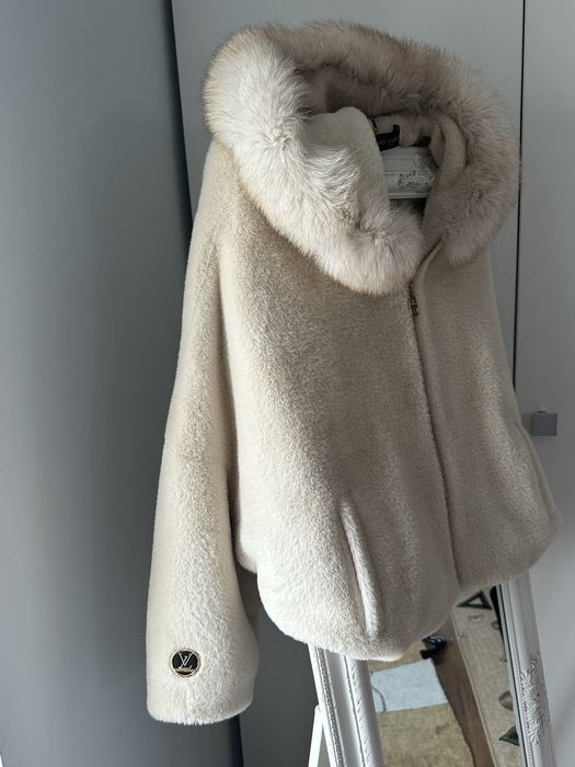 Haină ALCANTARA, LOUIS VUITTON,cu gluga cu blană naturala de vulpe,