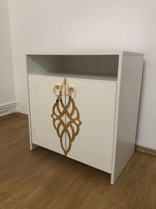 Vand doua noptiere si doua comode