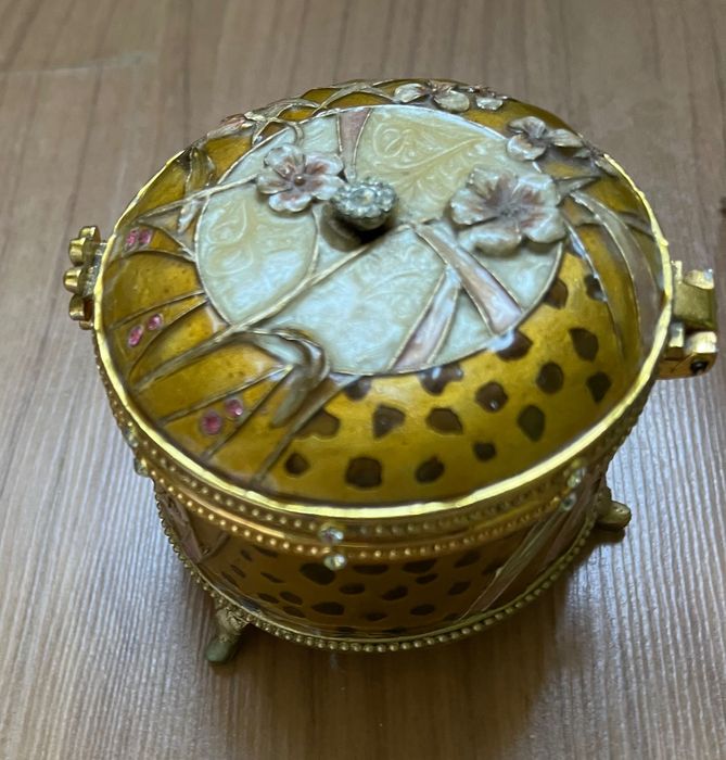 Swarovski - 2 броя калъфи и различни сувенири лот за 40 лв.