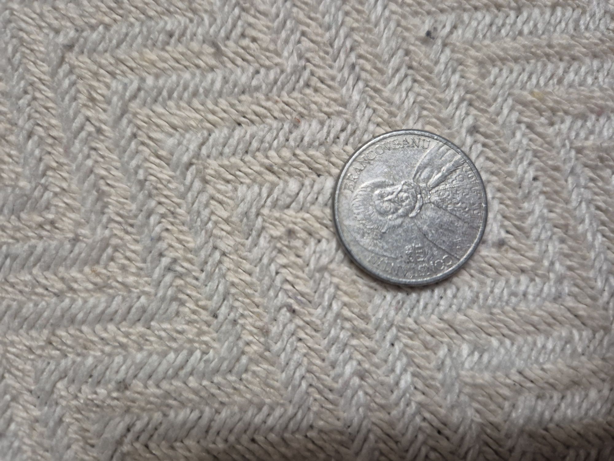 Monede vechi în stare buna, doar cea de 100 lei este ruginita