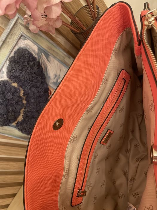 Елегантна чанта Guess