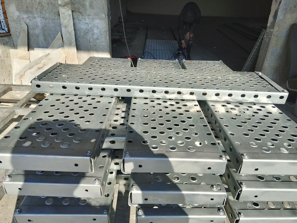 Vând trepte zincate metalice dacă va interesează sunaț la Nr de telefo