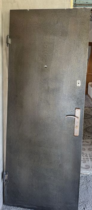 Продаю качественную входную дверь